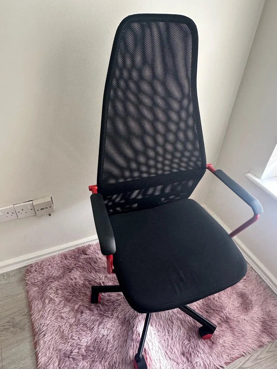 Gaming chair with neck pillow - Image 1