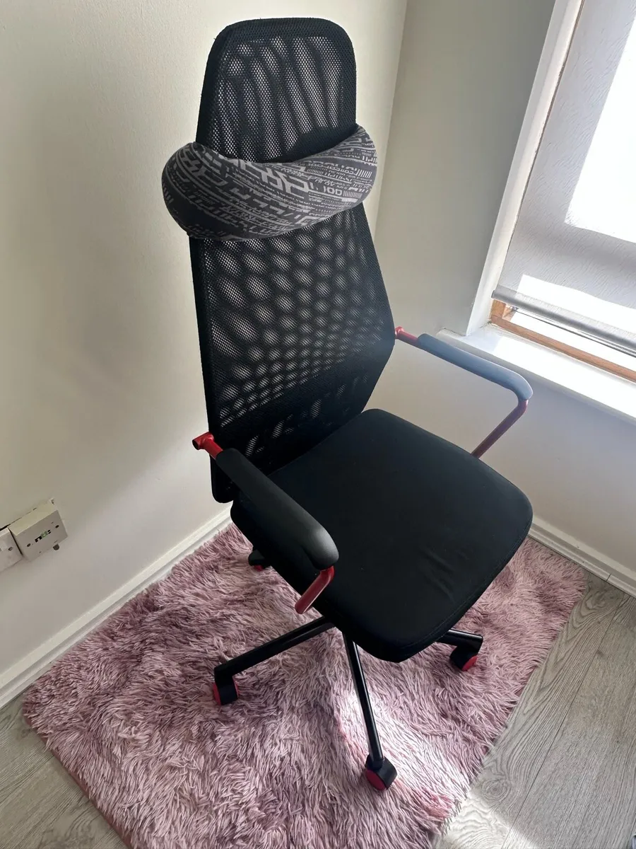 Gaming chair with neck pillow - Image 2