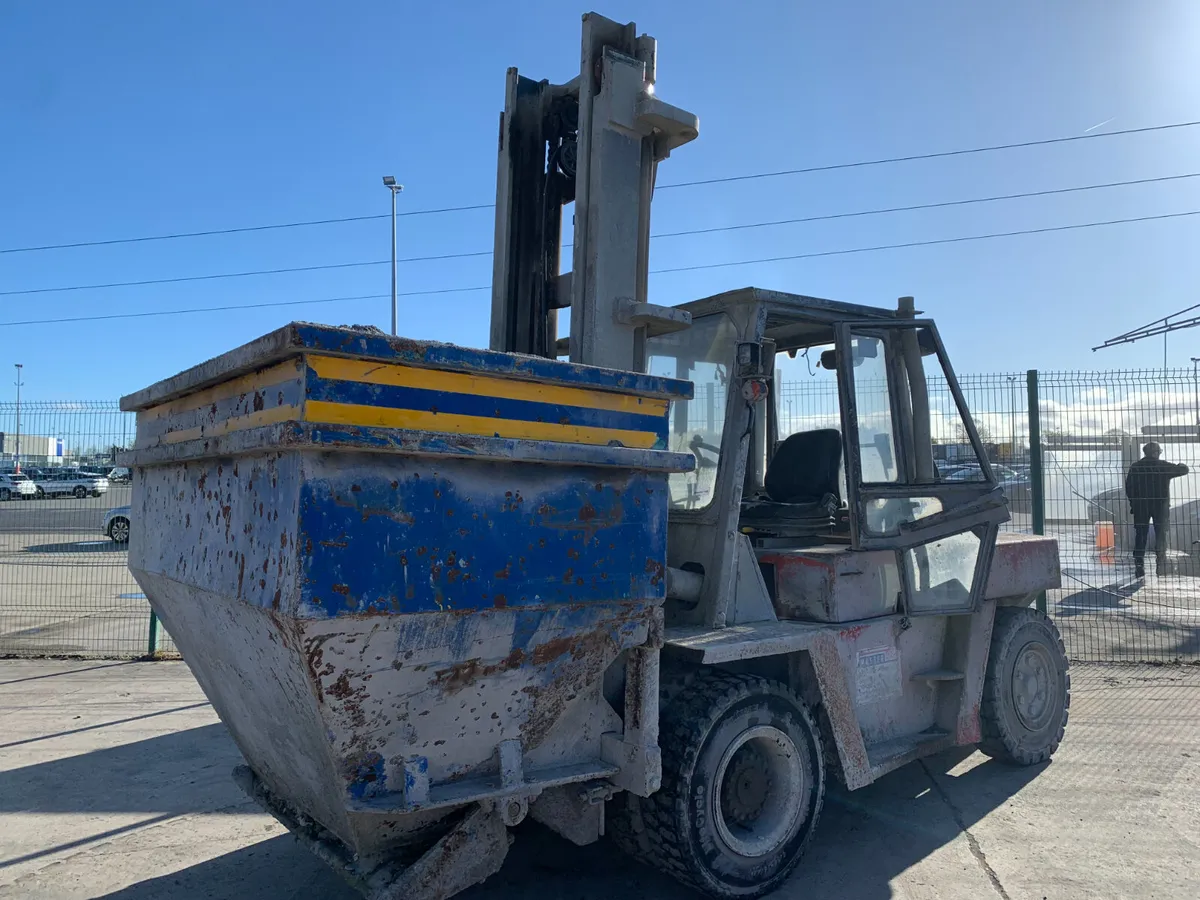 NISSAN 7T DIESEL FORKLIFT C/W CONCRETE CHUTE - Image 1
