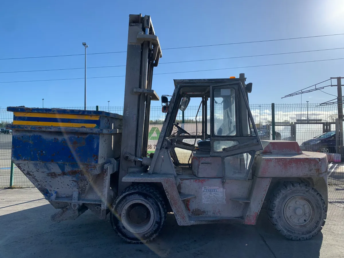 NISSAN 7T DIESEL FORKLIFT C/W CONCRETE CHUTE - Image 2