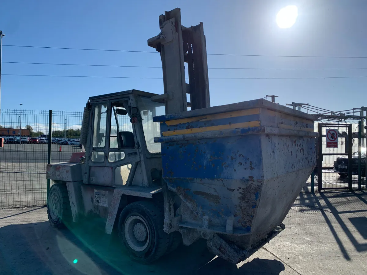 NISSAN 7T DIESEL FORKLIFT C/W CONCRETE CHUTE - Image 4