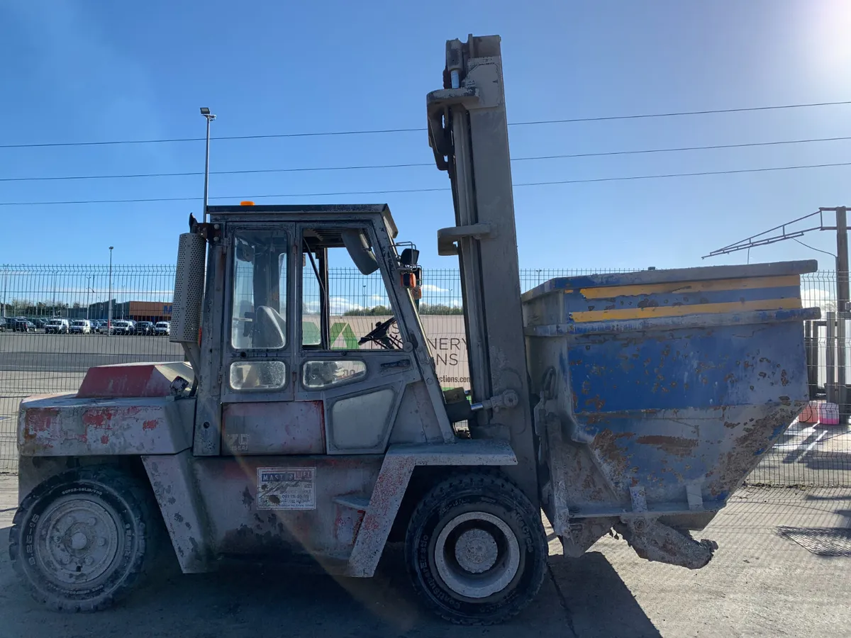 NISSAN 7T DIESEL FORKLIFT C/W CONCRETE CHUTE - Image 3