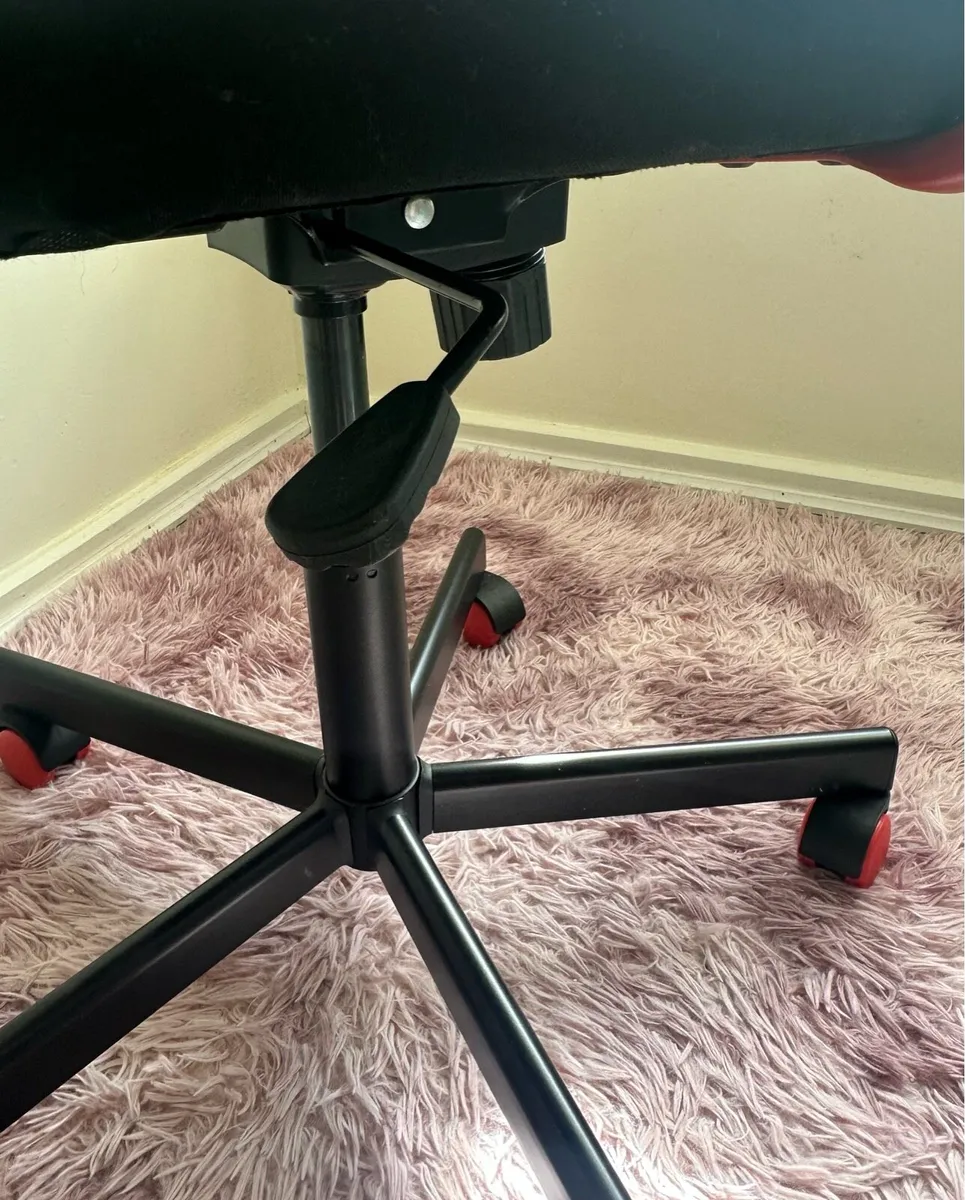 Gaming chair with neck pillow - Image 3