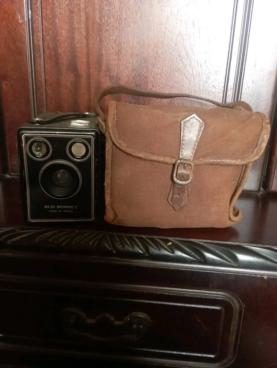 RARE FIND VINTAGE KODAK SIX 20 BROWNIE  CAMERA.#2 - Image 4