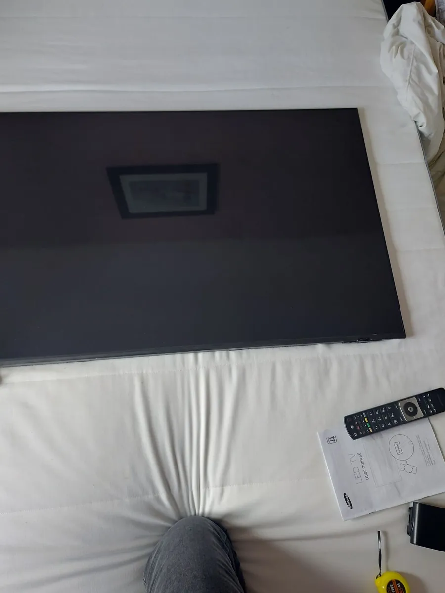 TV and bracket - Image 1