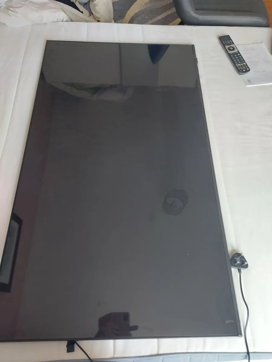 TV and bracket - Image 2