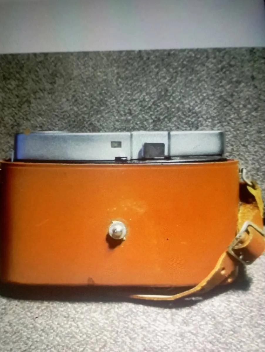 RARE FIND VINTAGE KODAK COLOURSNAP 35 FILM CAMERA - Image 3