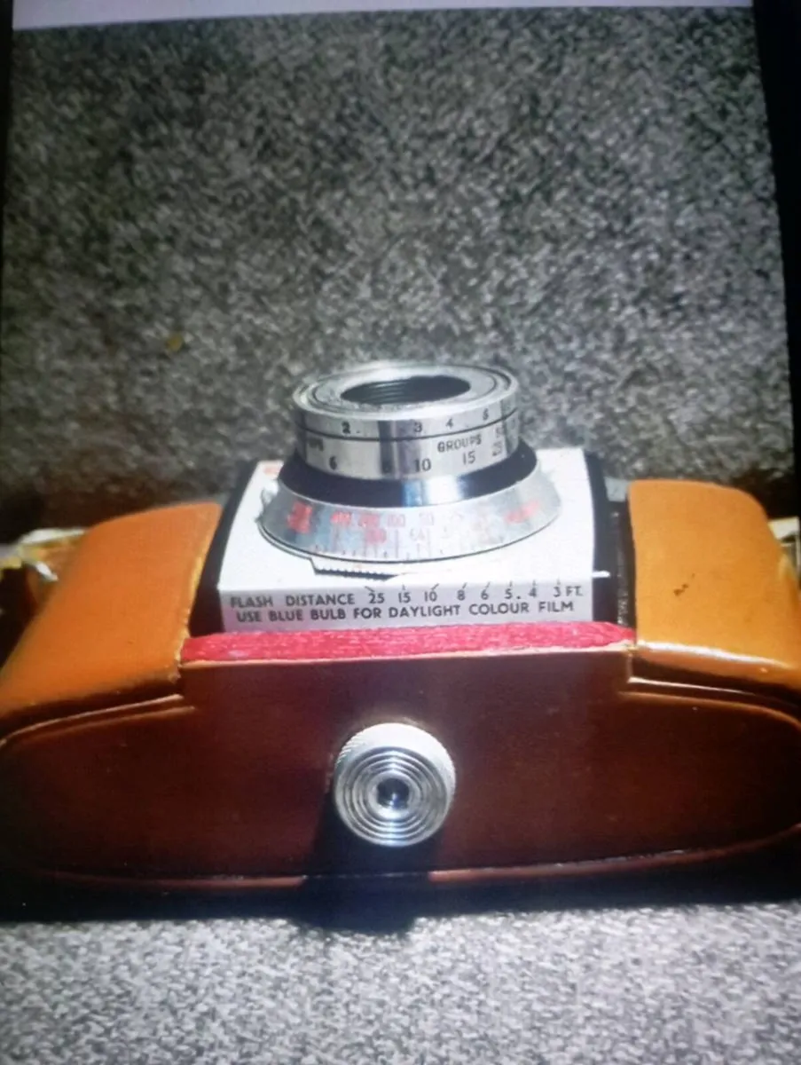 RARE FIND VINTAGE KODAK COLOURSNAP 35 FILM CAMERA - Image 4