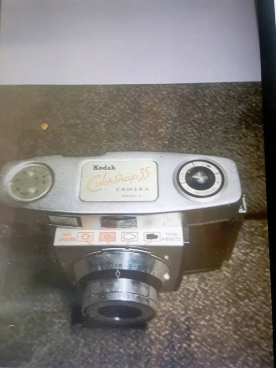 RARE FIND VINTAGE KODAK COLOURSNAP 35 FILM CAMERA - Image 1