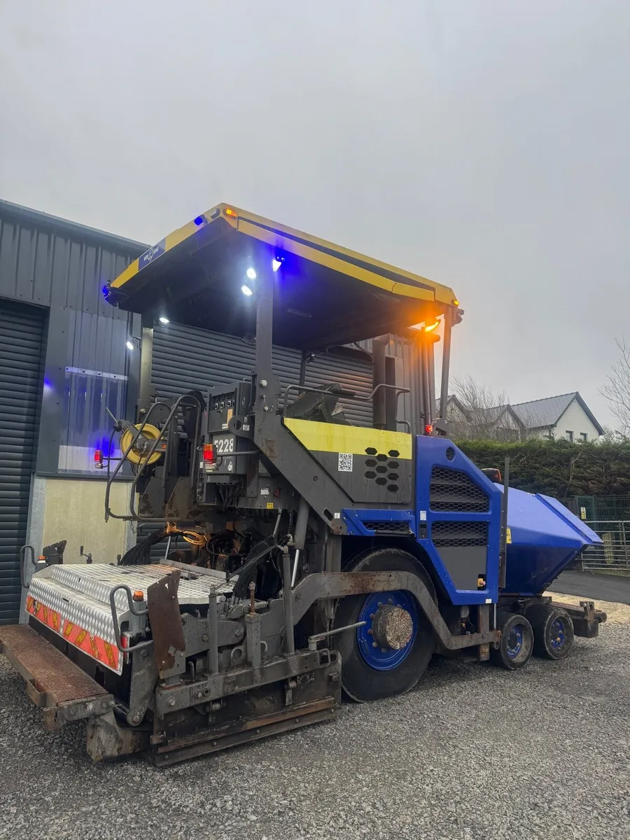2017 Volvo 6870C paver (new rear control panels ) - Image 4