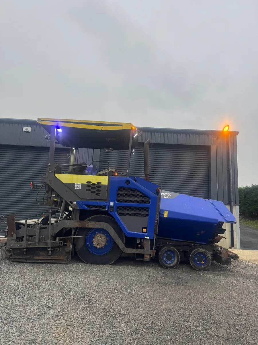 2017 Volvo 6870C paver (new rear control panels ) - Image 2