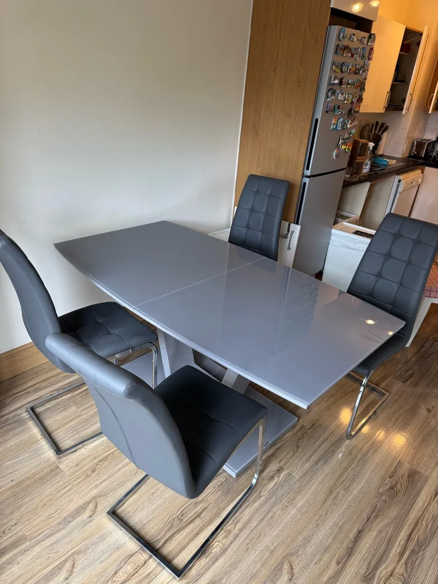 Glass table and chairs - Image 2