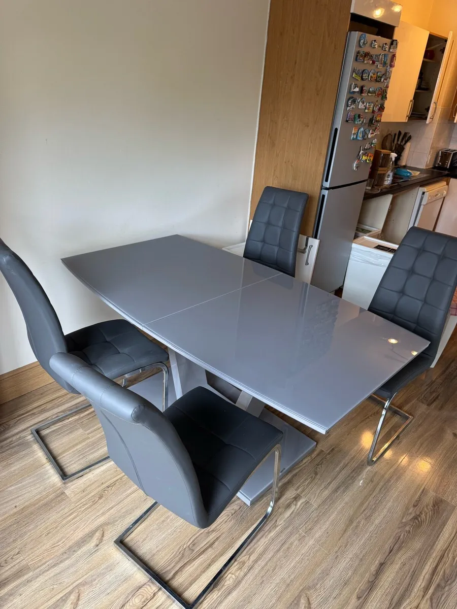 Glass table and chairs - Image 1