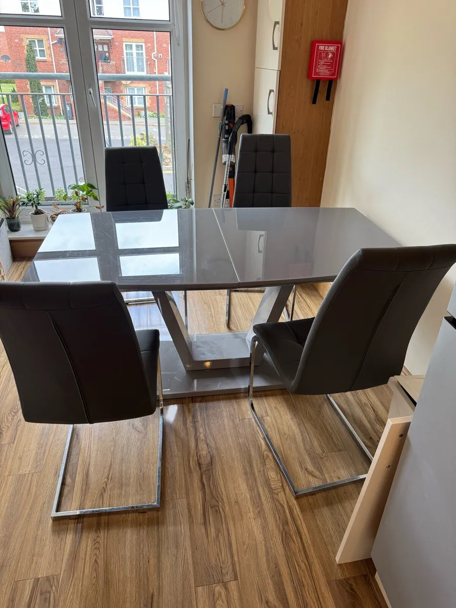 Glass table and chairs - Image 3