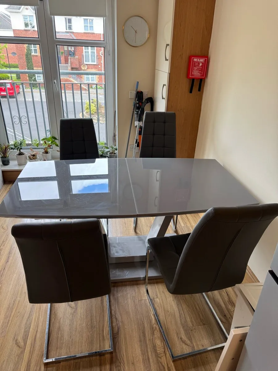 Glass table and chairs - Image 4