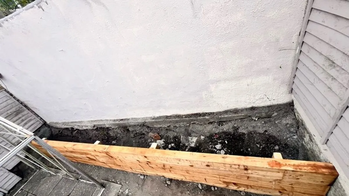 Timber sleeper retaining wall / Raise sleeper planter - Image 2