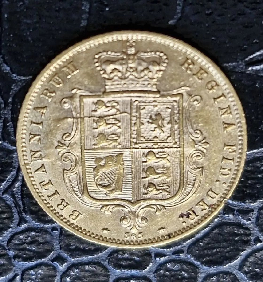 1872 - Die 365 Young Victoria Shield Reverse Half Sovereign Excellent condition with nice die crack. (1 Euro offer for PM to discuss Price!!) - Image 3