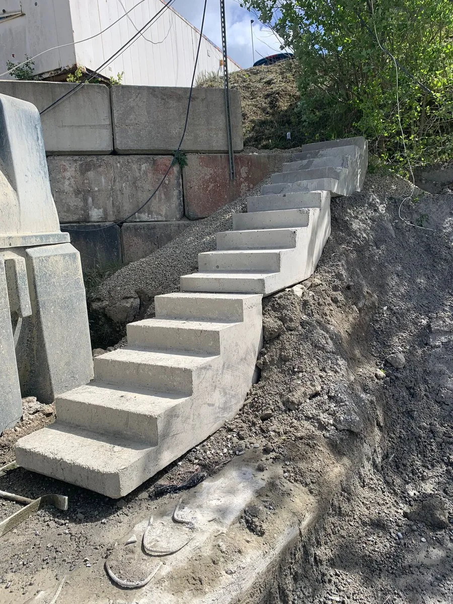 KELLY BLOCK & STAIR CASE - Image 2