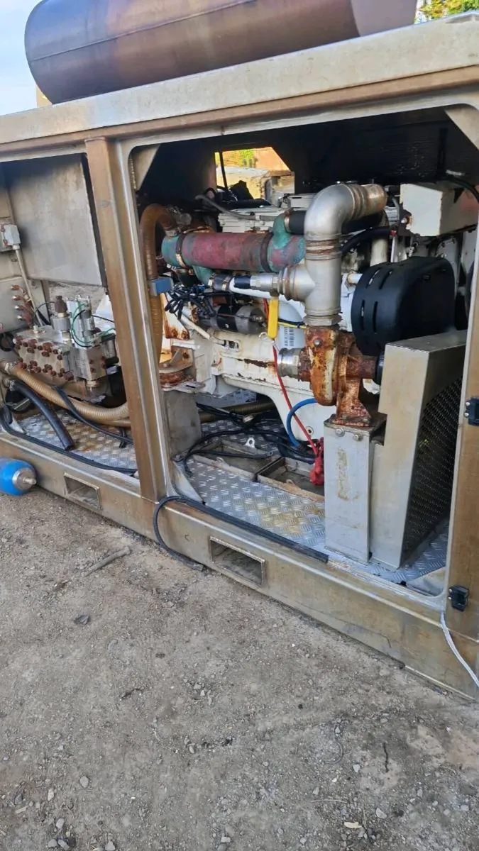 Cummins engine water pump - Image 1