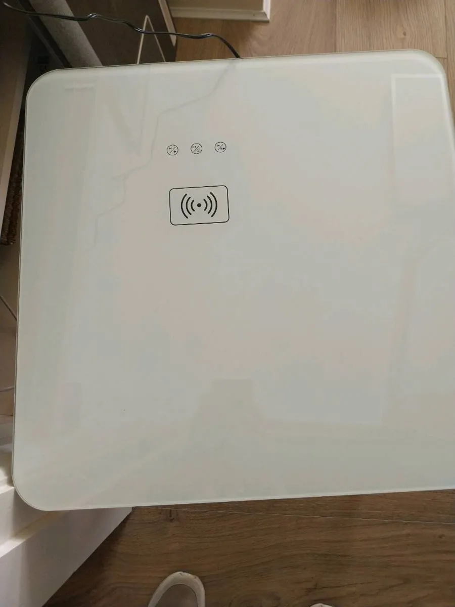 Charging table - Image 1