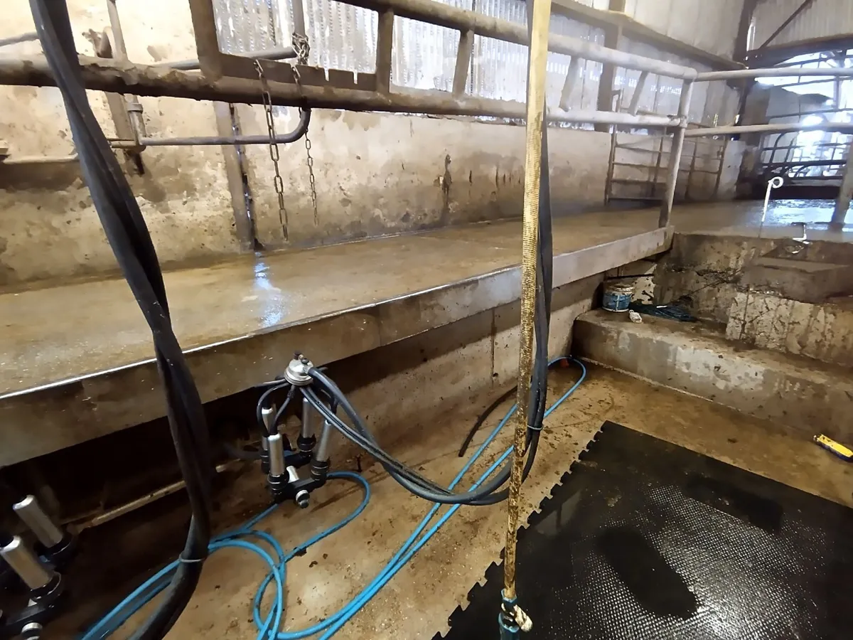 Complete 8 unit delaval parlour - Image 2