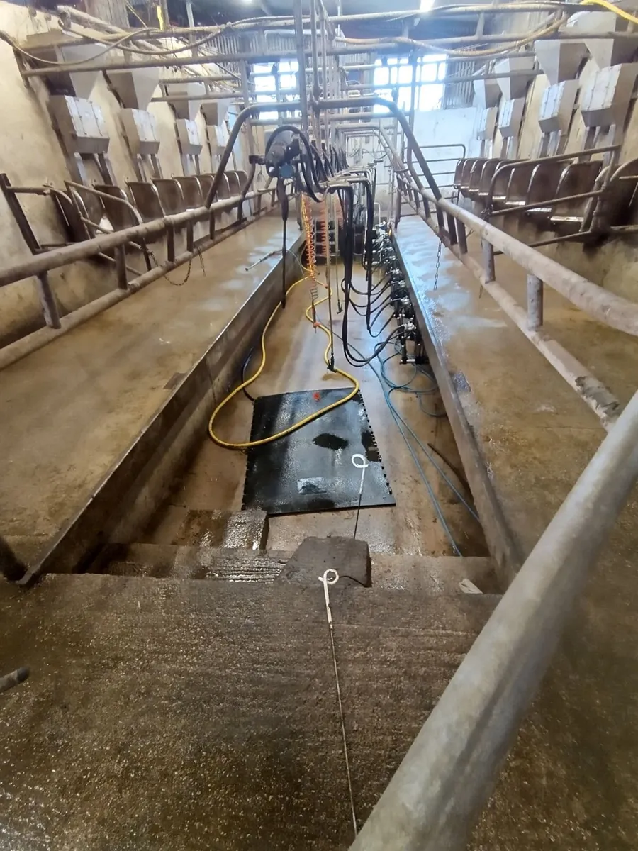 Complete 8 unit delaval parlour - Image 1