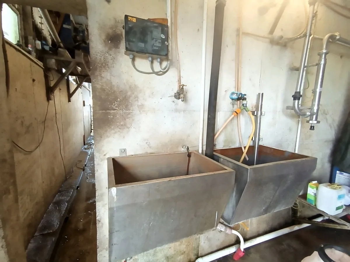 Complete 8 unit delaval parlour - Image 4