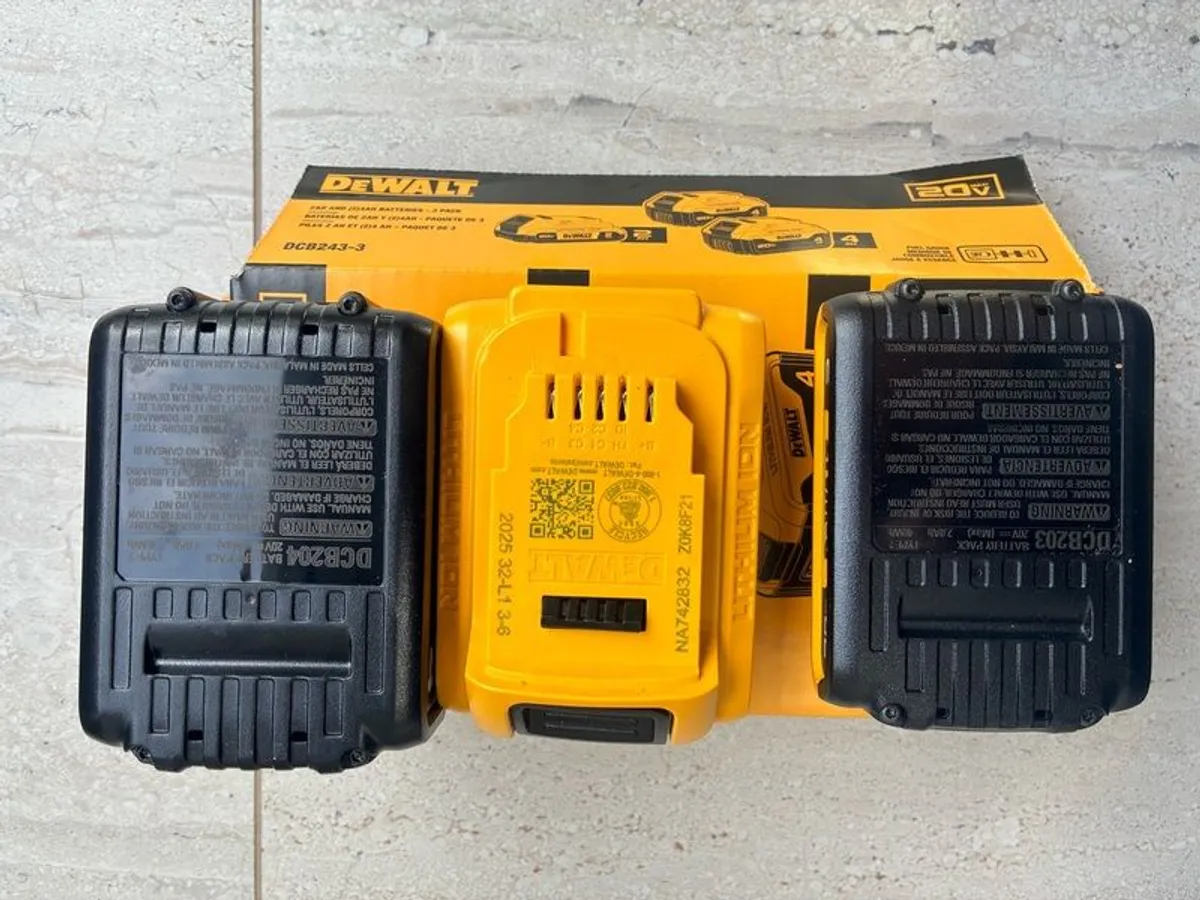 dewalt 18v / 20 volt battery set 4Ah and 2Ah - Image 1