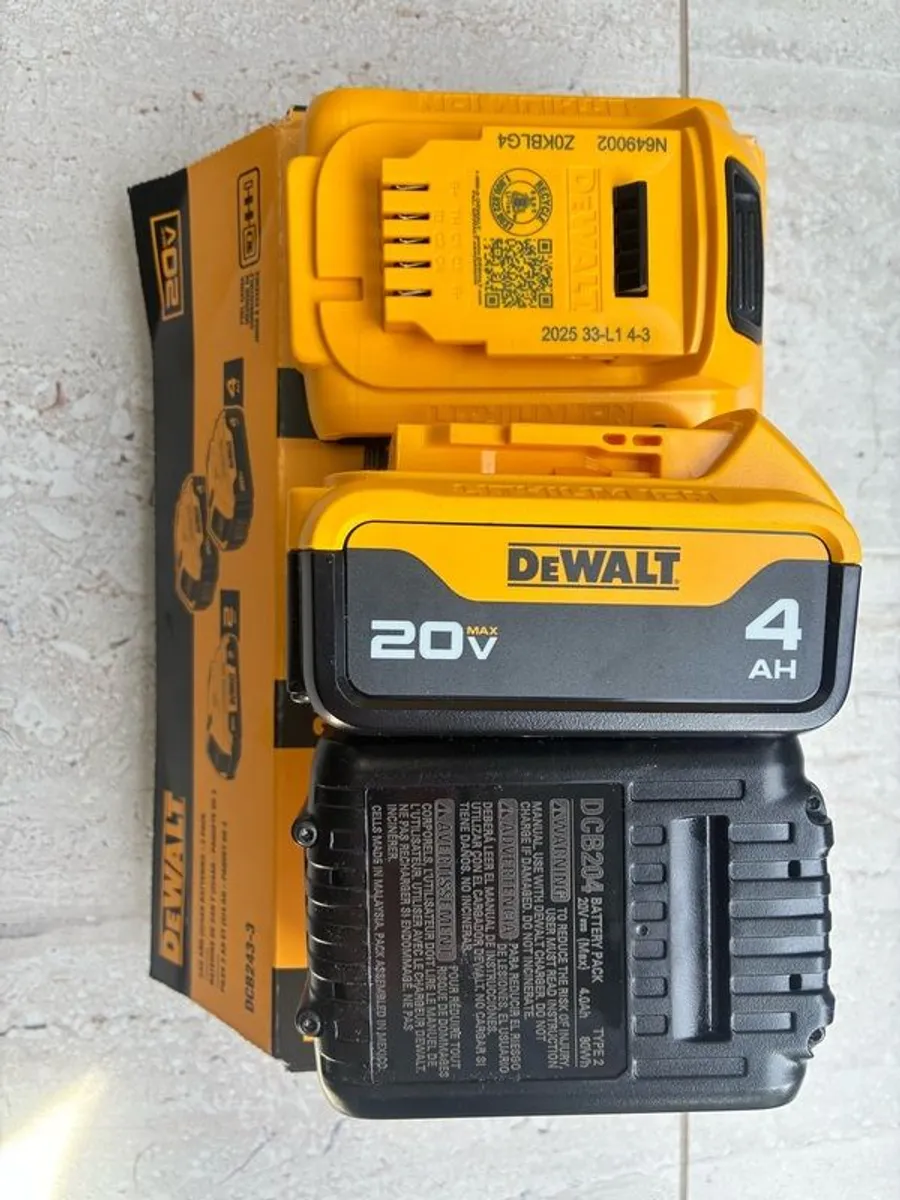 dewalt 18v / 20 volt battery set 4Ah and 2Ah - Image 2