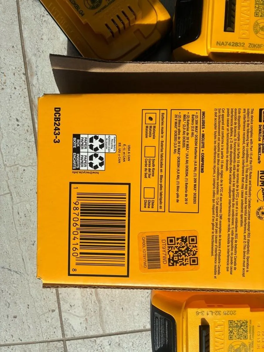 dewalt 18v / 20 volt battery set 4Ah and 2Ah - Image 3