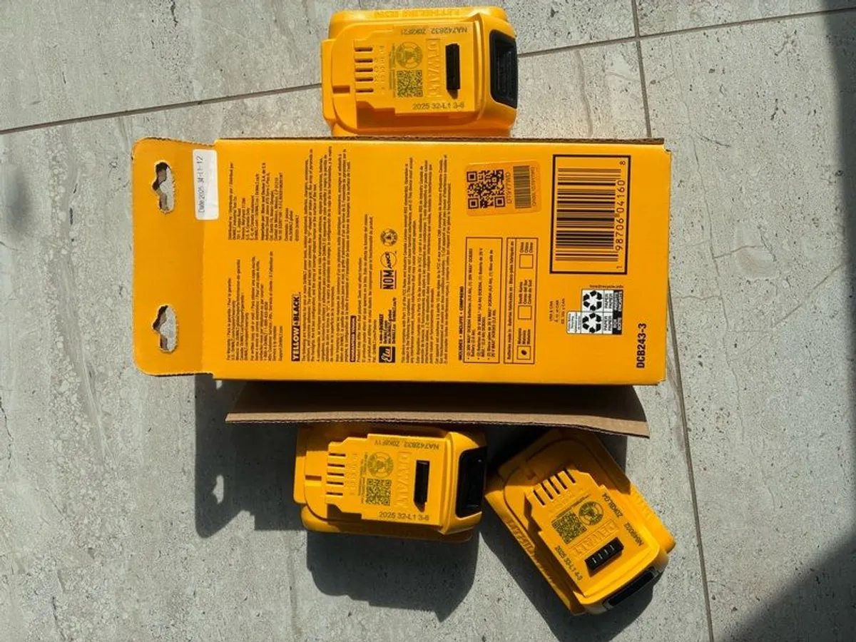 dewalt 18v / 20 volt battery set 4Ah and 2Ah - Image 4