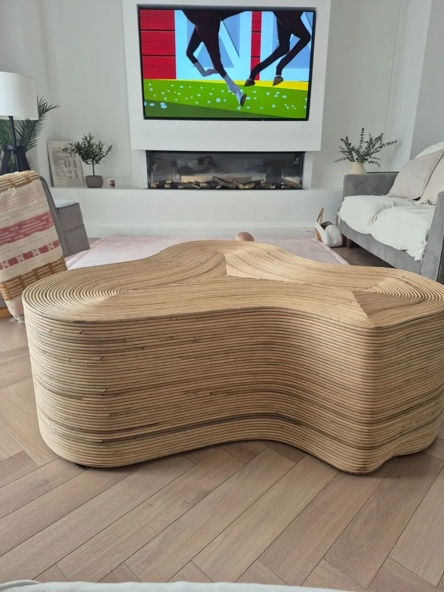 Rattan table living area - Image 3