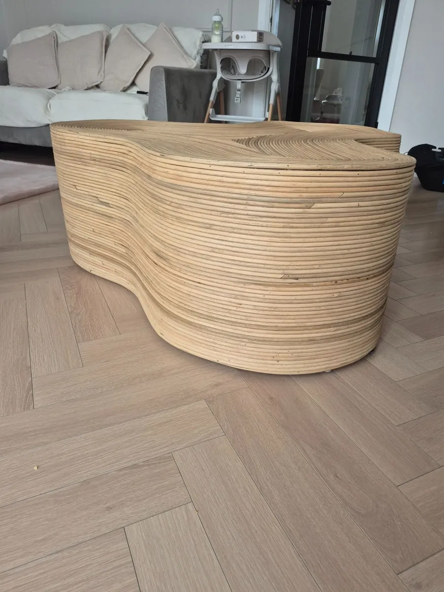 Rattan table living area - Image 2