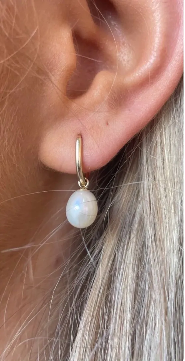 9ct gold freshwater pear earrings - Image 2