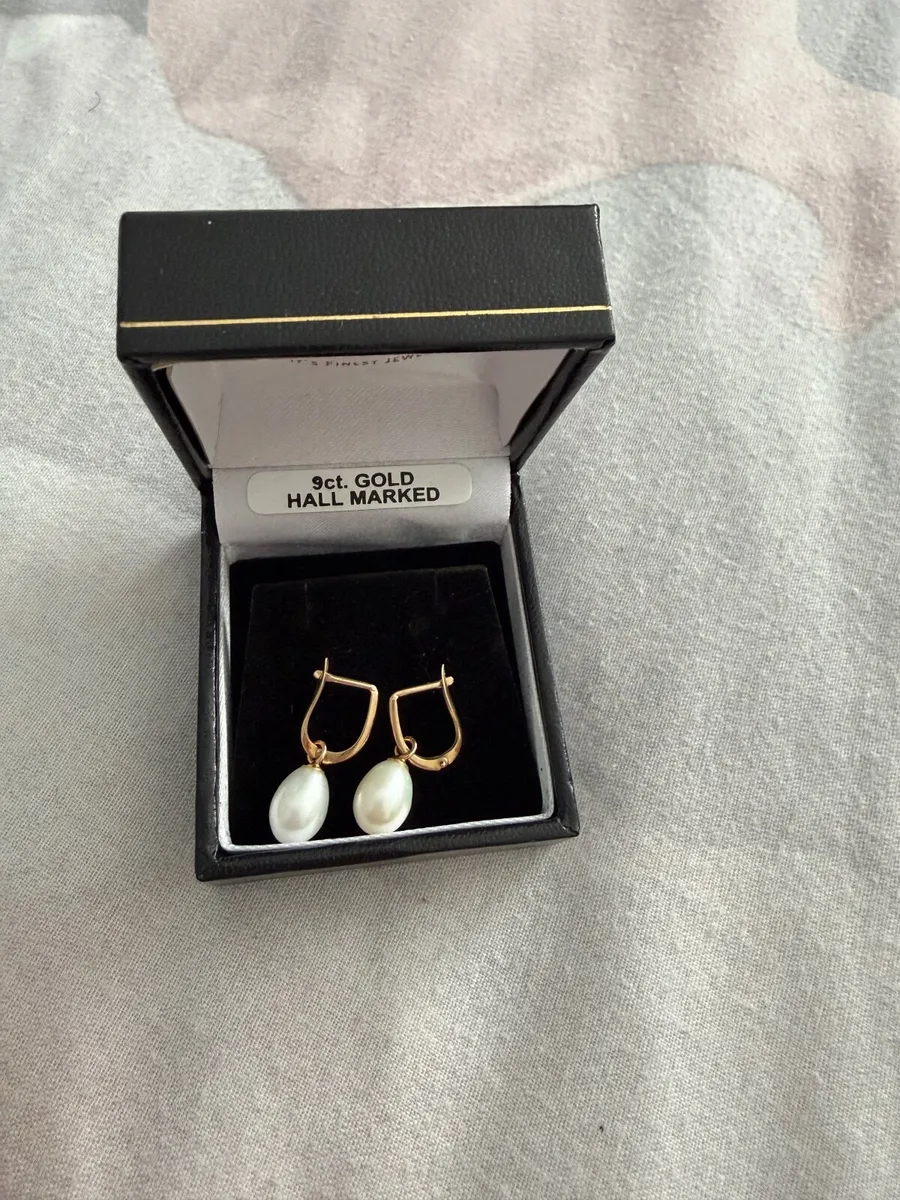 9ct gold freshwater pear earrings - Image 4