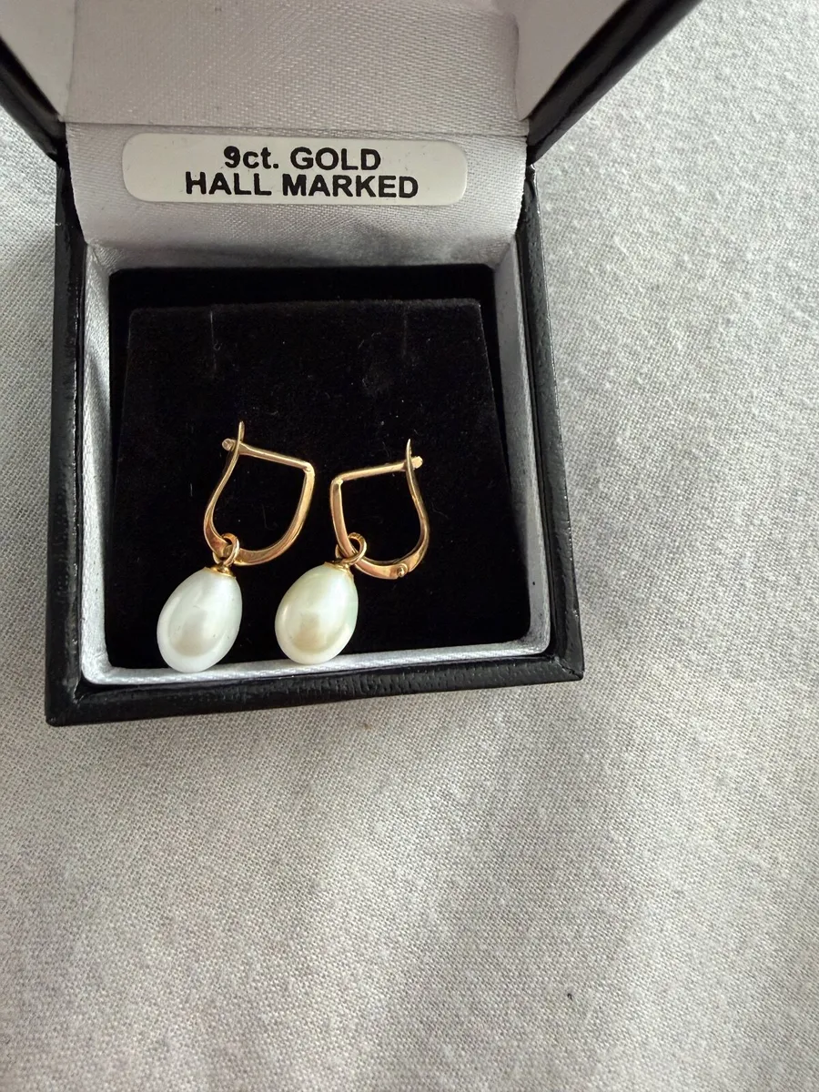 9ct gold freshwater pear earrings - Image 1