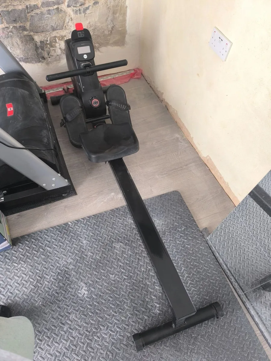 Rowing machine - Image 1