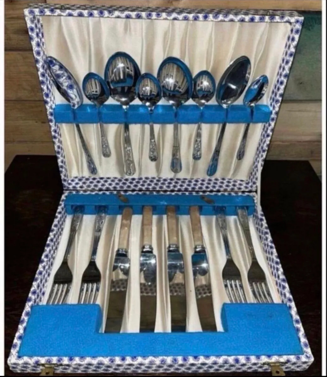Vintage 16 piece cutlery set