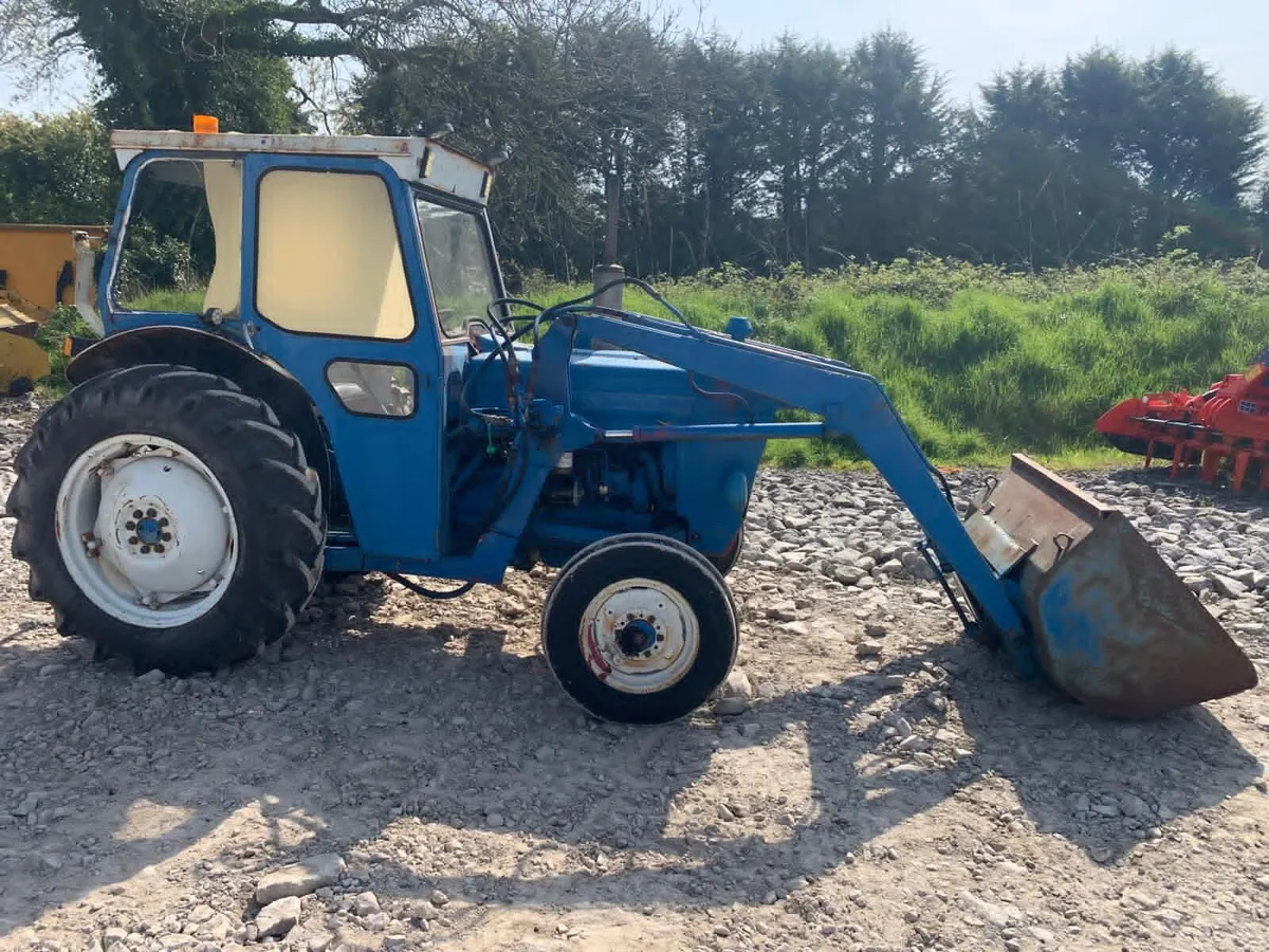 FORD 3600 C/W LOADER + BUCKET - Image 1