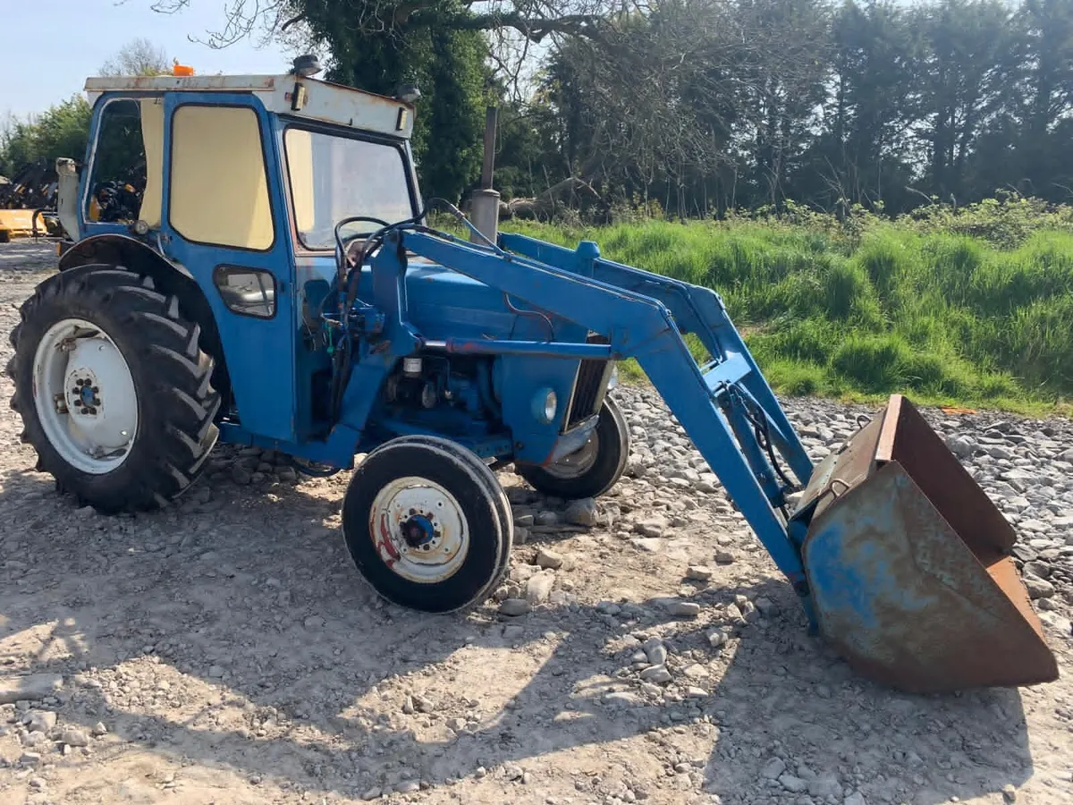 FORD 3600 C/W LOADER + BUCKET - Image 2