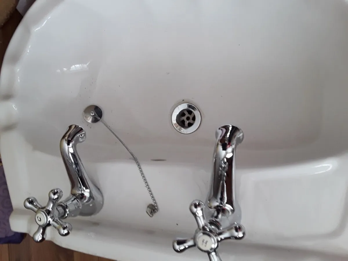 Sink pedestal taps slightly taller - Image 2