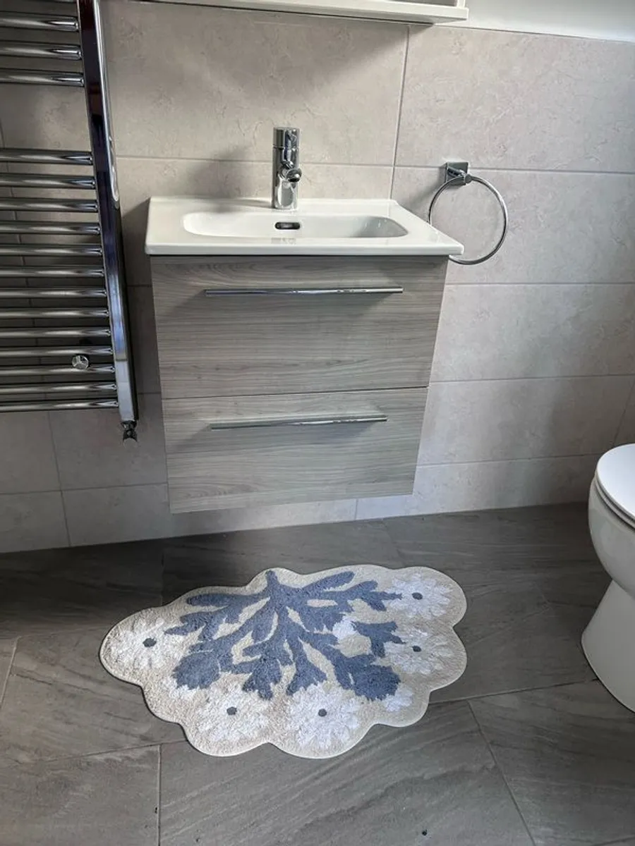 vanity unit and sink. - Image 1