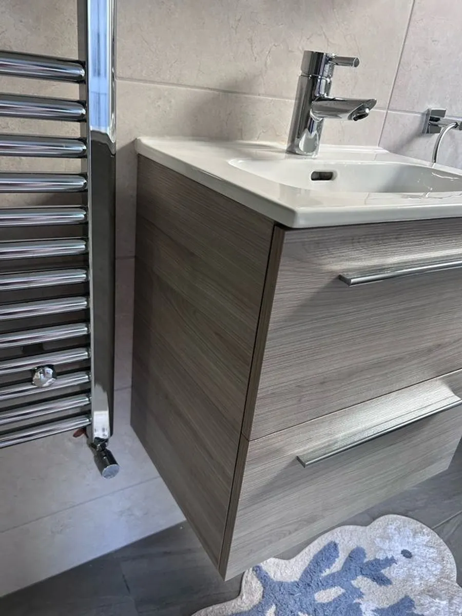 vanity unit and sink. - Image 2