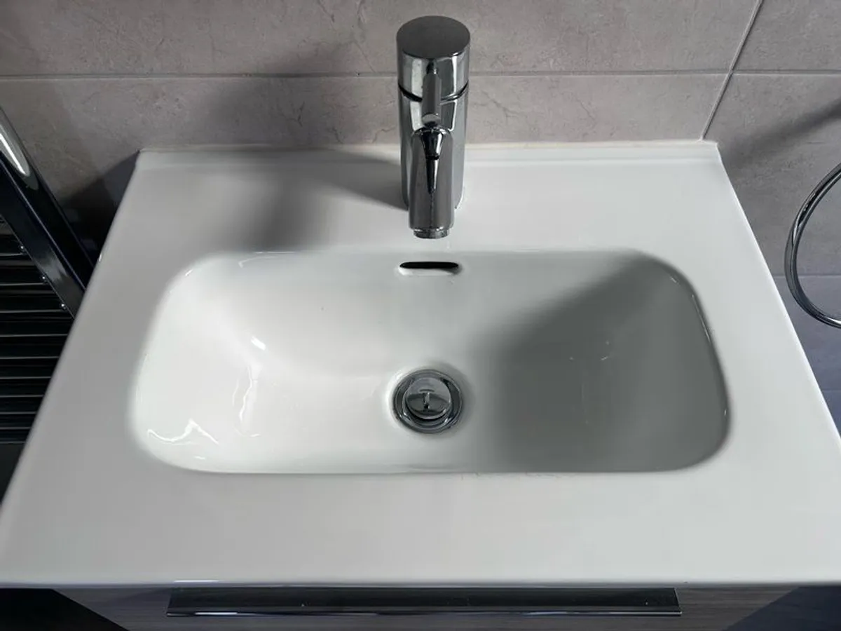 vanity unit and sink. - Image 3