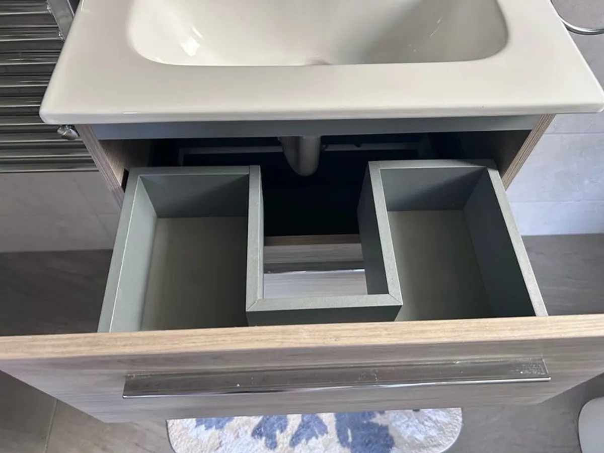 vanity unit and sink. - Image 4