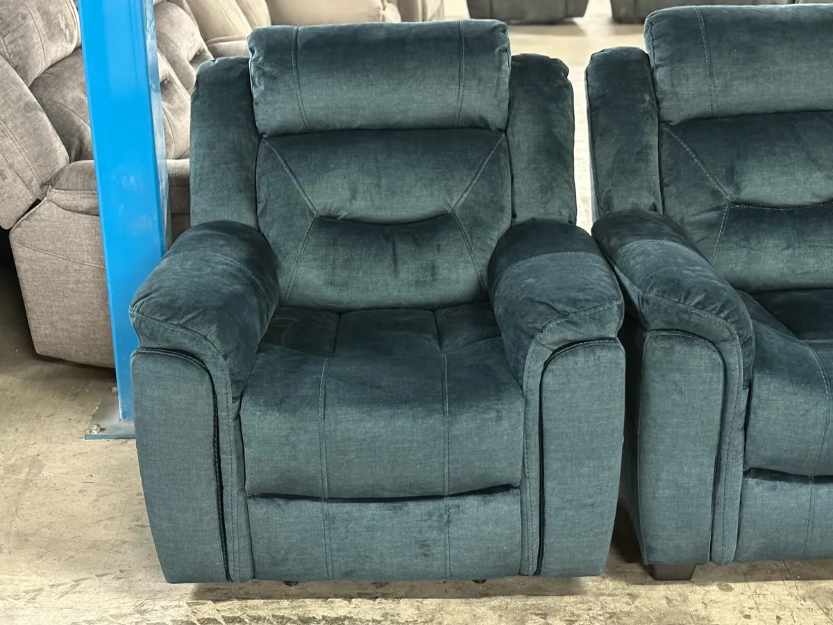3&1 reclining sofa was €1799 down to €599 to day - Image 2