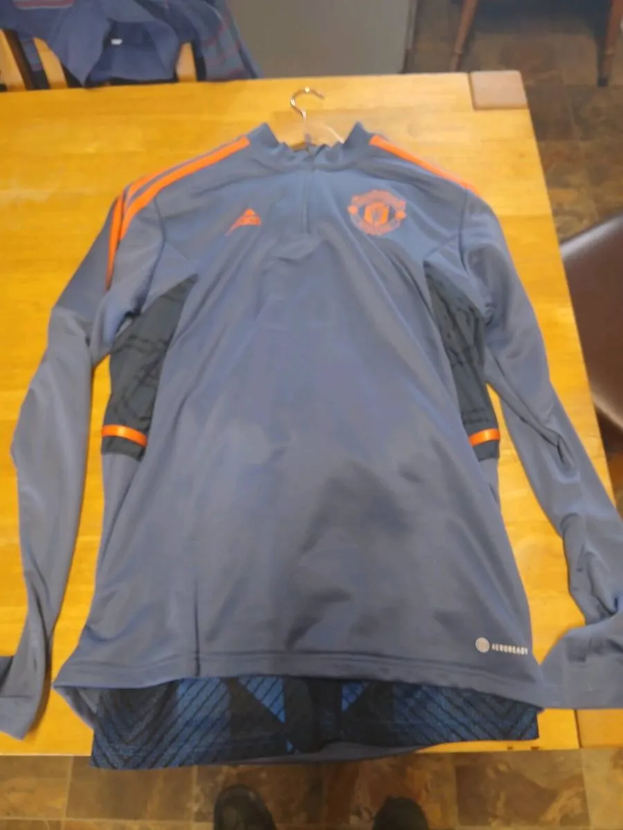 Man utd tracksuit - Image 1
