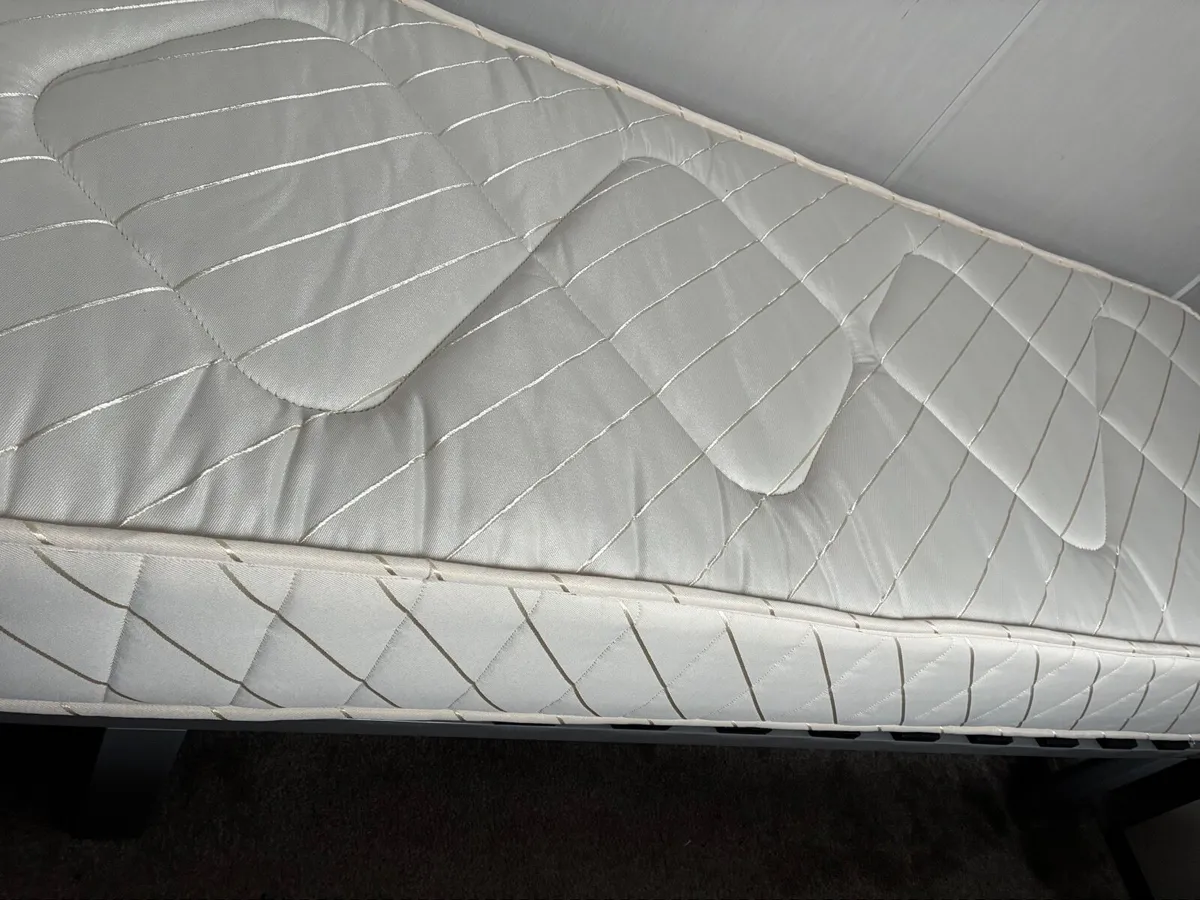 4 Single beds - Image 3