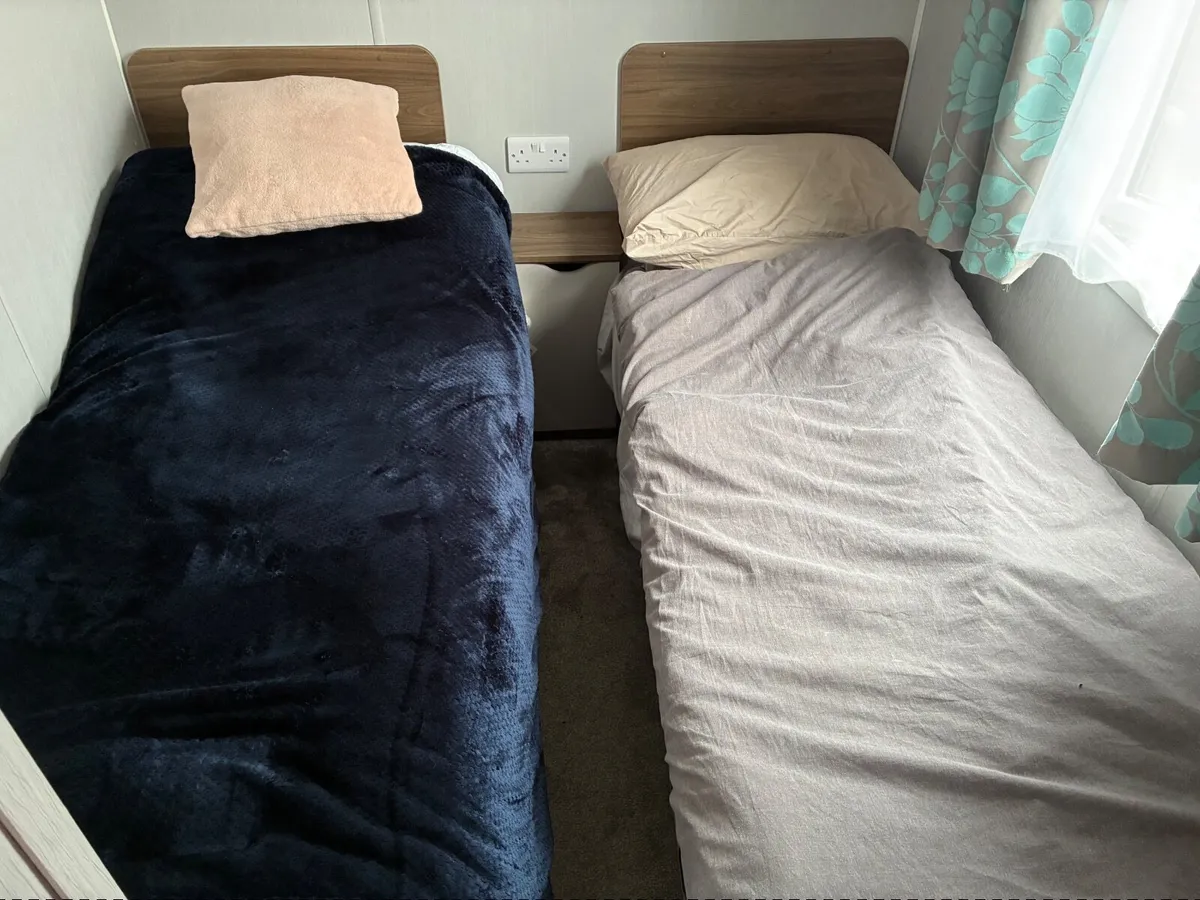 4 Single beds - Image 1