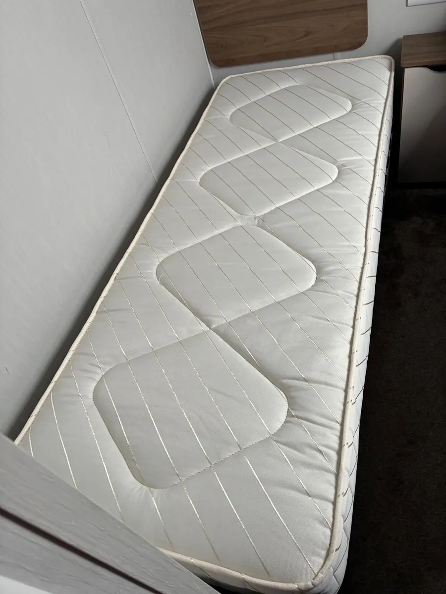 4 Single beds - Image 2